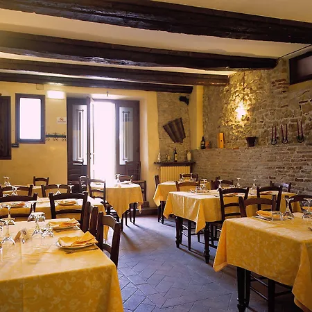 Oste Del Castello Wellness & Bike 호텔 4*